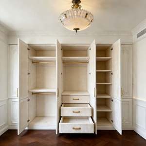 Armoire intégrée de luxe Balom avec étagères et espace de suspension, tiroirs doublés de velours, dressing spacieux pour le rangement des vêtements dans la chambre - Product Image 1