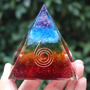 Pirámide de Cristal con Bobina de Latón y Resina Epoxi, Adorno Hecho a Mano para Decoración del Hogar, Torre de 7 Pisos Arcoíris - Product Image 1