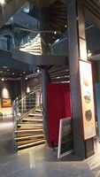 Escalier de villa moderne de luxe avec éclairage LED intérieur, poutre en acier, garde-corps en verre et câble métallique, marches en bois massif