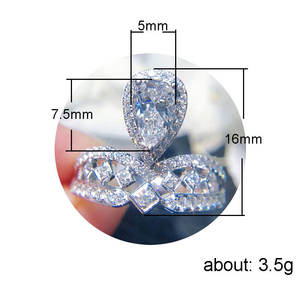 Anello di Fidanzamento F1702 per Donna in Oro Bianco con Diamante Taglio Pera Naturale Colore D e Diamanti Laterali - Product Image 5