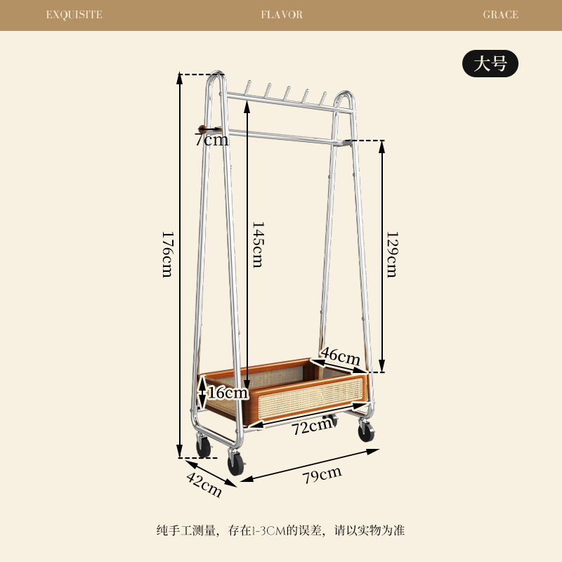 Perchero tipo A de 79 cm con estructura de madera y ruedas regulares.