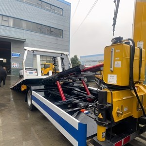 Camión de Remolque Isuzu 700P 4x2 de Plataforma Plana con Grúa Articulada de 5 Toneladas, Camión de Remolque con Plataforma Deslizante - Product Image 6
