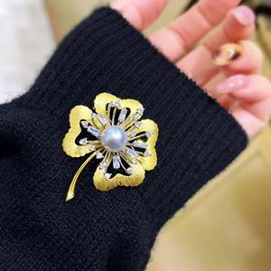 Broche de fleur de camélia élégante et haut de gamme, simple et tendance, perles d'eau de mer naturelles, accessoire féminin célèbre sur internet - Product Image 1