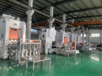Machine de fabrication de conteneurs en aluminium jetables pour plats à emporter, entièrement automatique, à quatre cavités