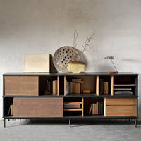 Meuble TV en bois massif naturel avec portes coulissantes en rotin, design artisanal pour le rangement du salon d'un appartement