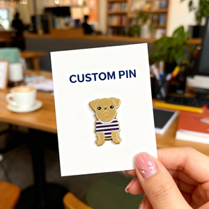 Pin de esmalte de metal personalizado al por mayor con diseño de Perrito Amarillo de Anime, divertido broche duro para solapa, mochila, vaqueros y bolso - Product Image 1