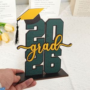Support d'affichage en bois 3D en gros, design moderne et minimaliste, idéal pour la saison des diplômes, les fêtes et comme ornement décoratif ou cadeau. - Product Image 3