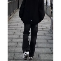 Jean en denim pour homme coupe skinny, avec bords effilochés et détails de finition rugueuse