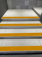 Xuri Bande adhésive antidérapante en caoutchouc simple face résistante à la chaleur pour marches d'escalier