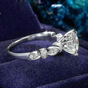 Anello di Fidanzamento Q573 per Donna in Oro Bianco con Diamante Taglio Brillante Rotondo Colore D Naturale e Pietre Laterali - Product Image 3