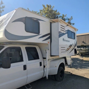Autocaravana Adventurer Manufacturing 89RVS - Diseño Moderno con Garantía, Energía Integrada y Espacio de Preparación - Product Image 1
