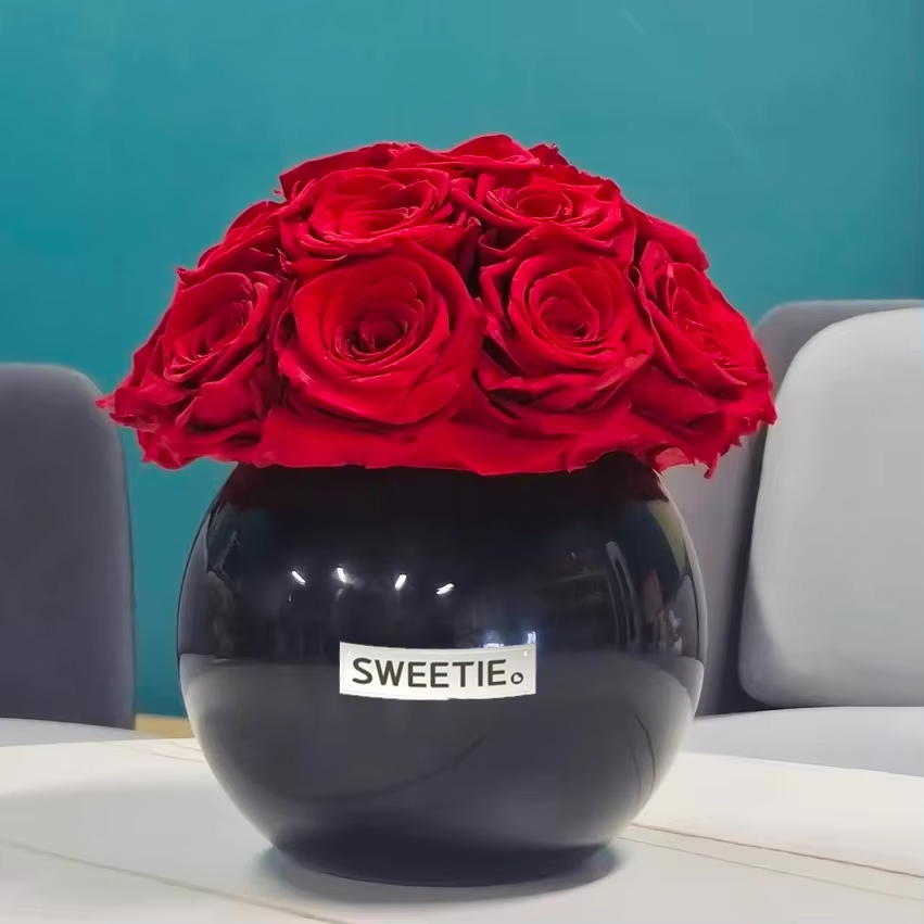 Florero de cerámica negro Rosa preservado