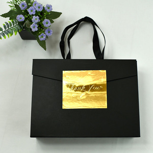 Boîte cadeau à rabat avec ruban en satin, poignée, autocollant doré, boîte de transport en papier multicolore - Product Image 5