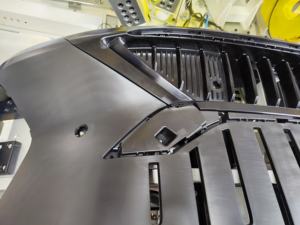 Équipement intégré de poinçonnage et de soudage par ultrasons pour les supports de radar de pare-chocs de voiture pour le soudage du plastique - Product Image 5