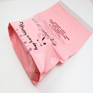 Sac d'expédition rose en polyéthylène avec impression personnalisée et soufflet de fond, imperméable, pour usage courrier - Product Image 1