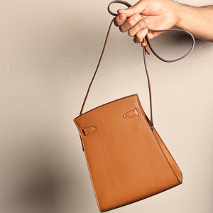 Sac bandoulière en cuir de vachette marron doré avec boucle dorée et fermeture éclair, sac décontracté à une seule sangle - Product Image 2