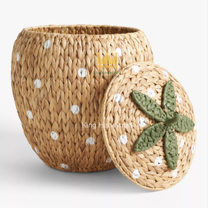 Panier de rangement en jacinthe d'eau en forme de fraise à prix abordable avec couvercle pour jouets d'enfants, prix d'usine - Product Image 1