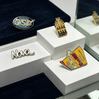 Broches personnalisées en métal émaillé, badges de revers avec logo lettre, forme irrégulière, souvenirs pour collection professionnelle