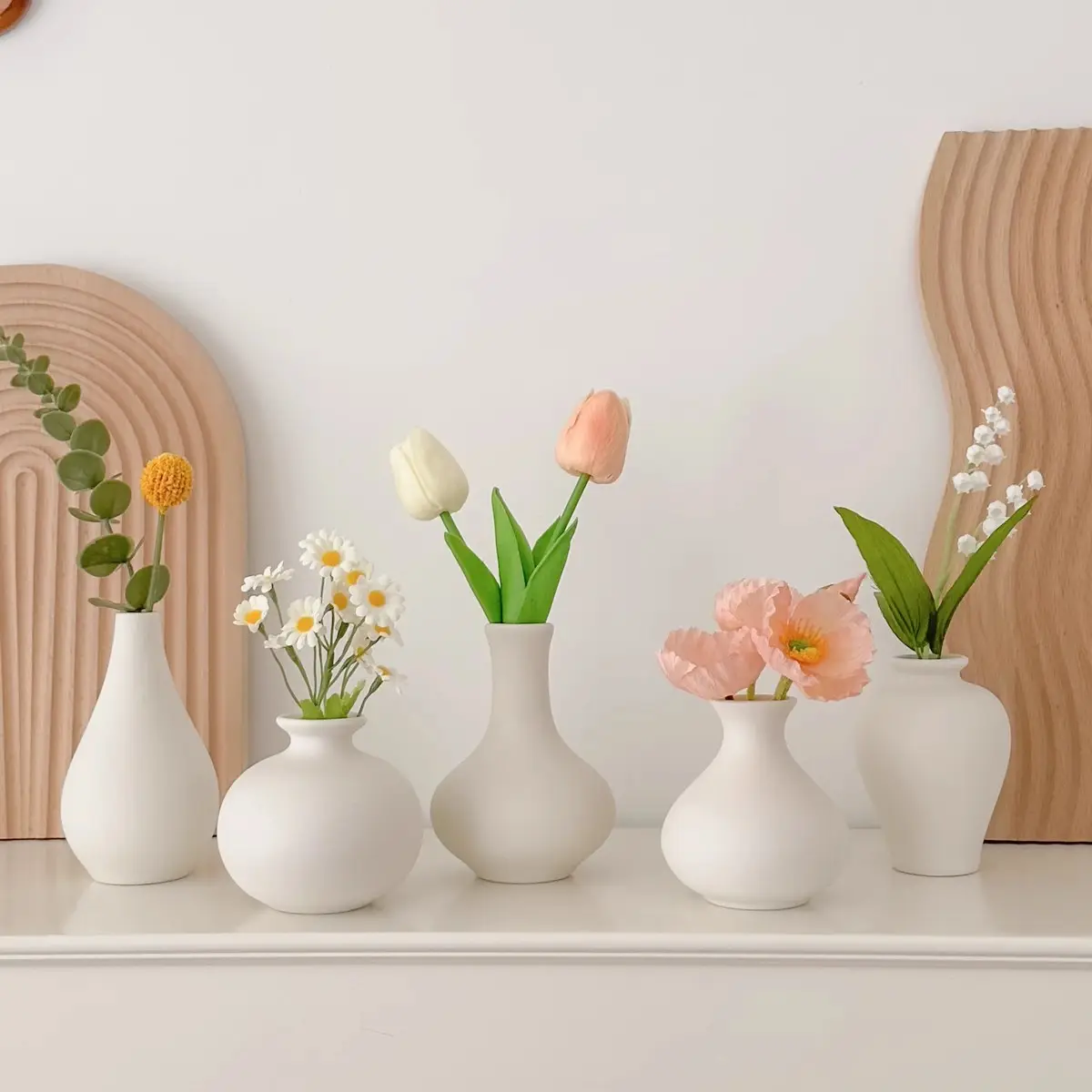 Vaso in ceramica con bocciolo di fiore in porcellana bianca pura minimalista fatto a mano per la decorazione del soggiorno
