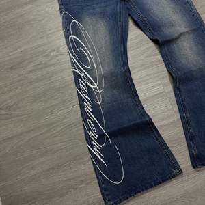 Pantalones Vaqueros Anchos Personalizados al por Mayor para Hombre con Estampado de Líneas Cursivas Blancas, Vaqueros Vintage Lavados, Corte Acampanado para Y2K - Product Image 5