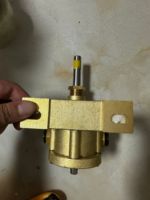 Moteur électrique haute pression conduisant la pompe à engrenages de surpression de machine de colle en laiton liquide visqueux