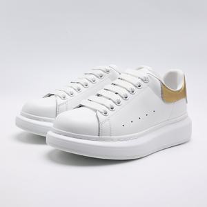 Zapatos casuales de diseñador de lujo para hombre y mujer en colores blanco y negro, cómodos y transpirables, ideales para deportes al aire libre. - Product Image 1