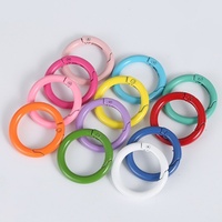 Vente en gros d'usine, porte-clés en alliage coloré avec anneau à ressort, clip circulaire ouvert, matériau en zinc, boucle à ressort pour bagages et sacs à main