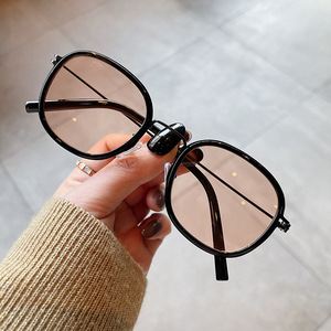 Lunettes de soleil ovales Qianai pour femmes, monture dorée, verres PC UV400 anti-reflets, style feuilles de thé transparentes gris champagne - Product Image 3