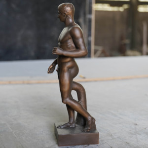 Statuetta Artigianale in Bronzo di Piccolo Atleta Greco Doryphoros per Decorazione Casa e Ufficio - Product Image 3