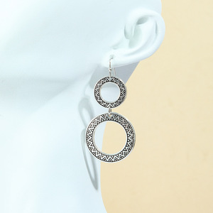 Parure de bijoux Bohème : Collier et boucles d'oreilles en alliage plaqué argent antique avec pompons – Parure de bijoux de mode pour femme pour les soirées - Product Image 4