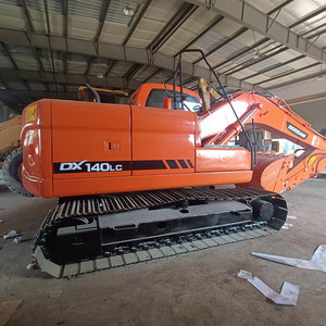 Excavadora de cadenas Doosan DX140 para trabajo pesado, original coreana, en excelentes condiciones de venta, incluye motor y engranajes. - Product Image 2