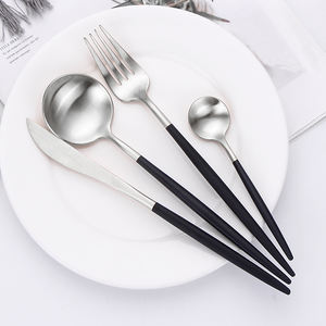 ชุดช้อนส้อมมีดหรูหราสไตล์โปรตุเกสสำหรับร้านอาหาร ชุดเครื่องครัวสีทองเคลือบด้านสีดำและสีทอง ทำจากสแตนเลส - Product Image 3