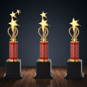 Trophée étoile en métal avec colonne rouge et base noire, modèle 595 A B C, pour récompenses sportives, trophée métallique pour événements sportifs - Product Image 1