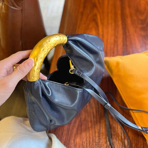 Sac à main de luxe en cuir PU souple avec poignée épaisse dorée métallique, sacs à main ouverts en V pour femmes, sac à bandoulière haut de gamme, pochette nuage - Product Image 6