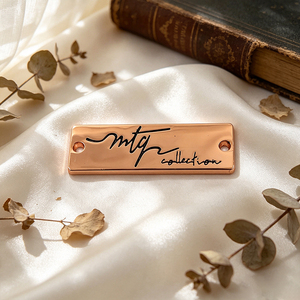 Étiquettes métalliques personnalisées de haute durabilité avec logo en relief pour vêtements - Product Image 2