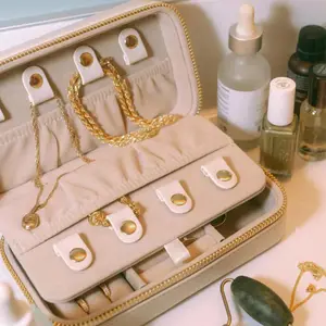 Tamaño conveniente collar de cuero vegano pulsera caja de viaje mujeres joyería esencial espejo caja de almacenamiento