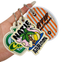 Heetverkopende op maat gemaakte geborduurde karabijnhaak sleutelhanger groothandel goedkope prijs Anime Fries logo hond fruit promotiegeschenken sleutelring