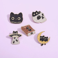 Großhandel Metall-Cartoon-Pins: Neue Kreative Buch-, Katzen-, Mond- & Planetenförmige Broschen, Niedliche Stilvolle Vielseitige Emaille-Pins als Accessoire