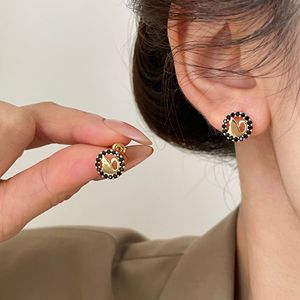 ER1315-1316 Orecchini a Perno Rotondi a Forma di Cigno in Ottone Placcato Rodio con Zirconi Neri alla Moda per Feste - Product Image 5