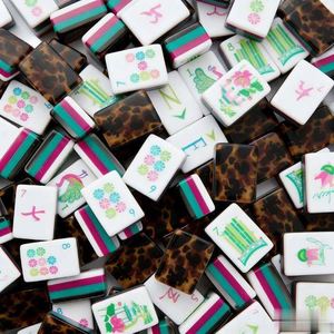 Ensemble de Mahjong américain en acrylique à motif léopard sophistiqué, artisanat en cristal de qualité supérieure, élégance intemporelle pour les rassemblements sociaux d'élite - Product Image 1