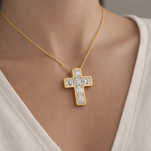 Colgante de Cruz con Diamante Corte Asscher en Oro, Joyería Religiosa Elegante para Mujer con Diseño Geométrico Brillante, Ideal para Regalo - Product Image 4