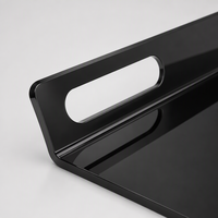 Plateau de service rectangulaire noir en acrylique brillant avec deux poignées découpées pour présentation de bijoux de vanité et vente au détail en boutique
