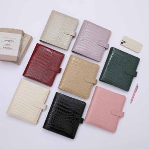 Hongbo Best Seller Agenda A5 économique à reliure à anneaux en cuir de crocodile doré, servant de couverture d'agenda avec séparateurs A5 Av - Product Image 1