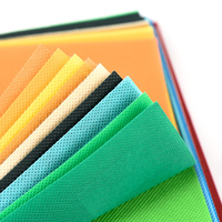 Vente en gros de tissu non tissé de matières premières collées filées par pp pour la fabrication de sacs à provisions non tissés Spunbond