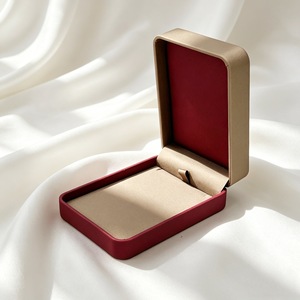 Boîte d'emballage de luxe haut de gamme personnalisée en cuir PU écologique avec logo, fermeture à boucle pour bagues, colliers et bracelets - Product Image 5