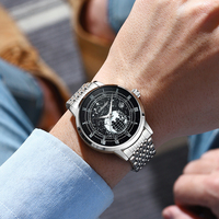 Montre à quartz pour homme en acier poli miroir, avec cadran segmenté noir contrastant et globe étoilé, bracelet en acier stable, par un fabricant de bijoux.