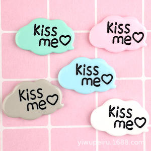 <span class=keywords><strong>Kiss</strong></span> Me Lettre Carte Nuage Forme Résine Charme pour Junk Cas DIY Pince À Cheveux Chaussure Fleurs Réfrigérateur Aimant Accessoires Décoration - Product Image 3