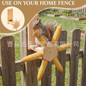 ที่ให้อาหารกระรอกไม้แบบหมุนได้ สำหรับใส่ข้าวโพด ใช้กับรั้วกลางแจ้ง - Product Image 1