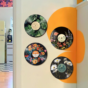 Décoration murale ronde suspendue en bois style Art Déco avec motifs floraux et botaniques - Product Image 2