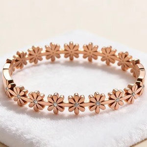 Bracelet en acier inoxydable motif marguerite mignon, plaqué or rose/or/argent, avec zircone cubique, étanche et inaltérable, idéal comme cadeau - Product Image 1